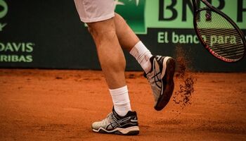 Hombre con zapatos de tenis asics